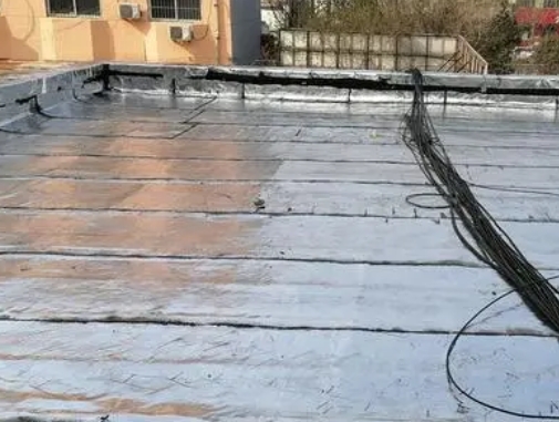 泰州卫生间漏水维修公司分享下泰州屋面楼顶防水刚性防水层施工要点。